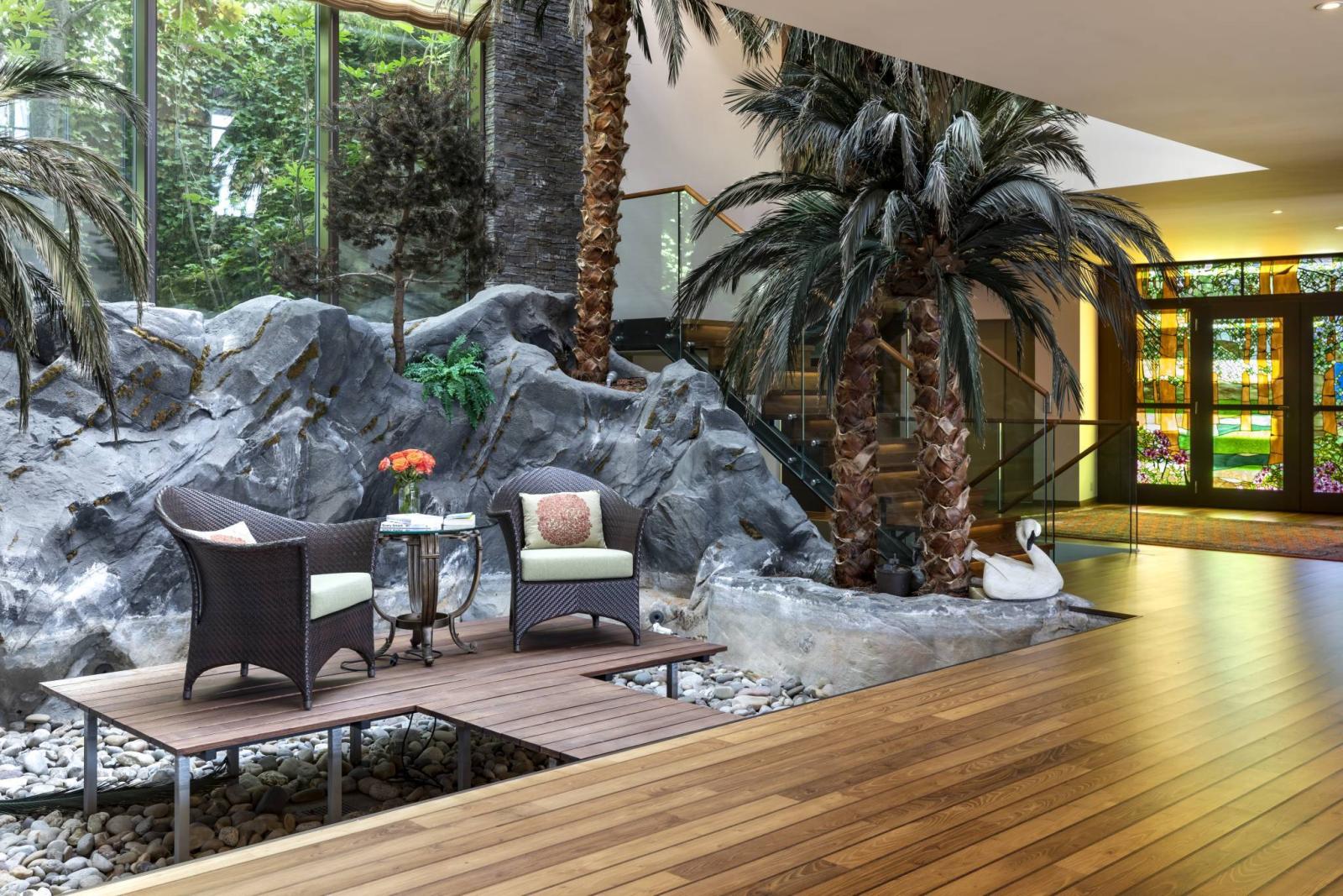 PRIVATE SETTING AND PANORAMIC LAKE VIEW