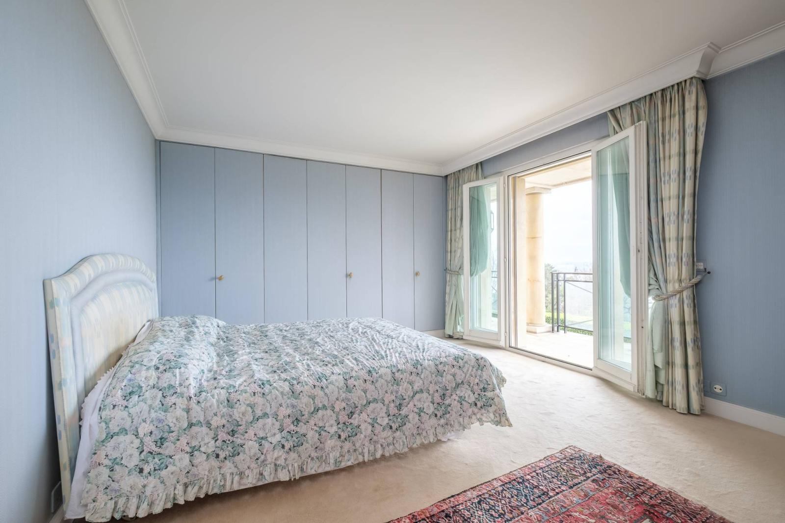 Spacious manor house divided into two residences, offering stunning lake views.