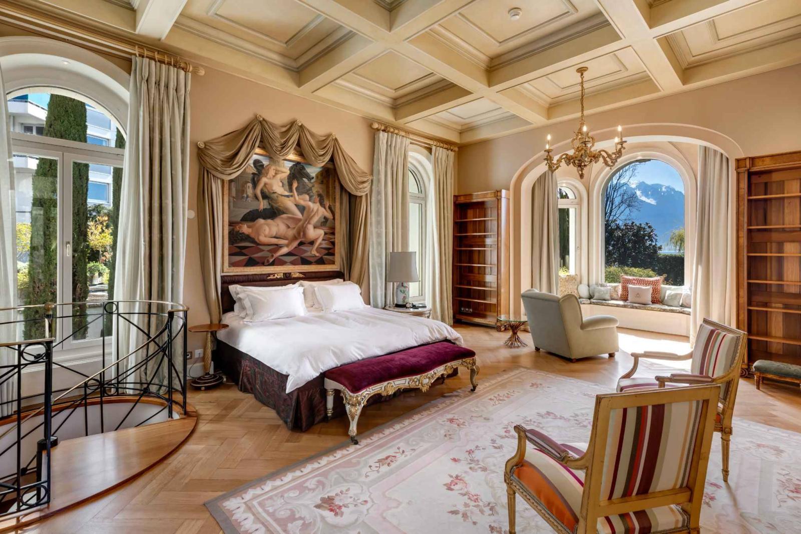 Architectural gem by the lakeside