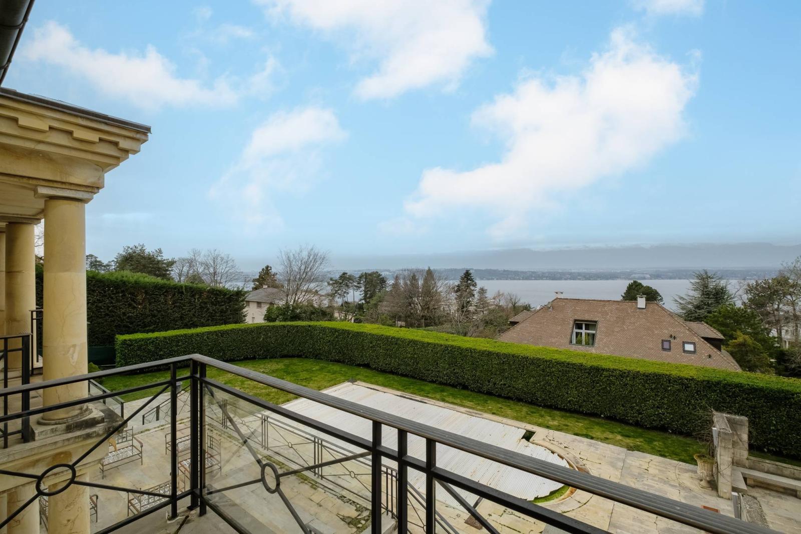 Spacious manor house divided into two residences, offering stunning lake views.