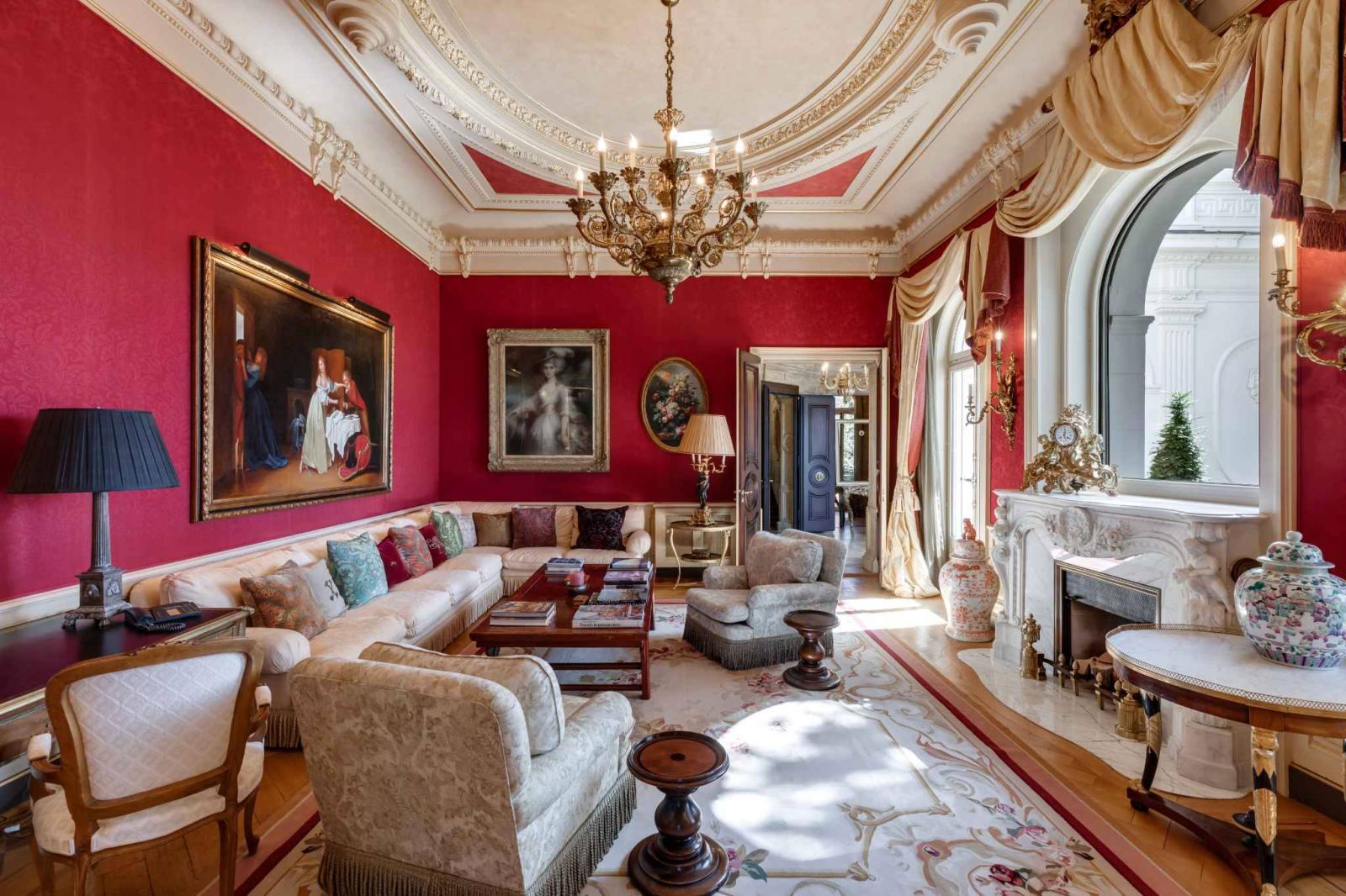 Architectural gem by the lakeside