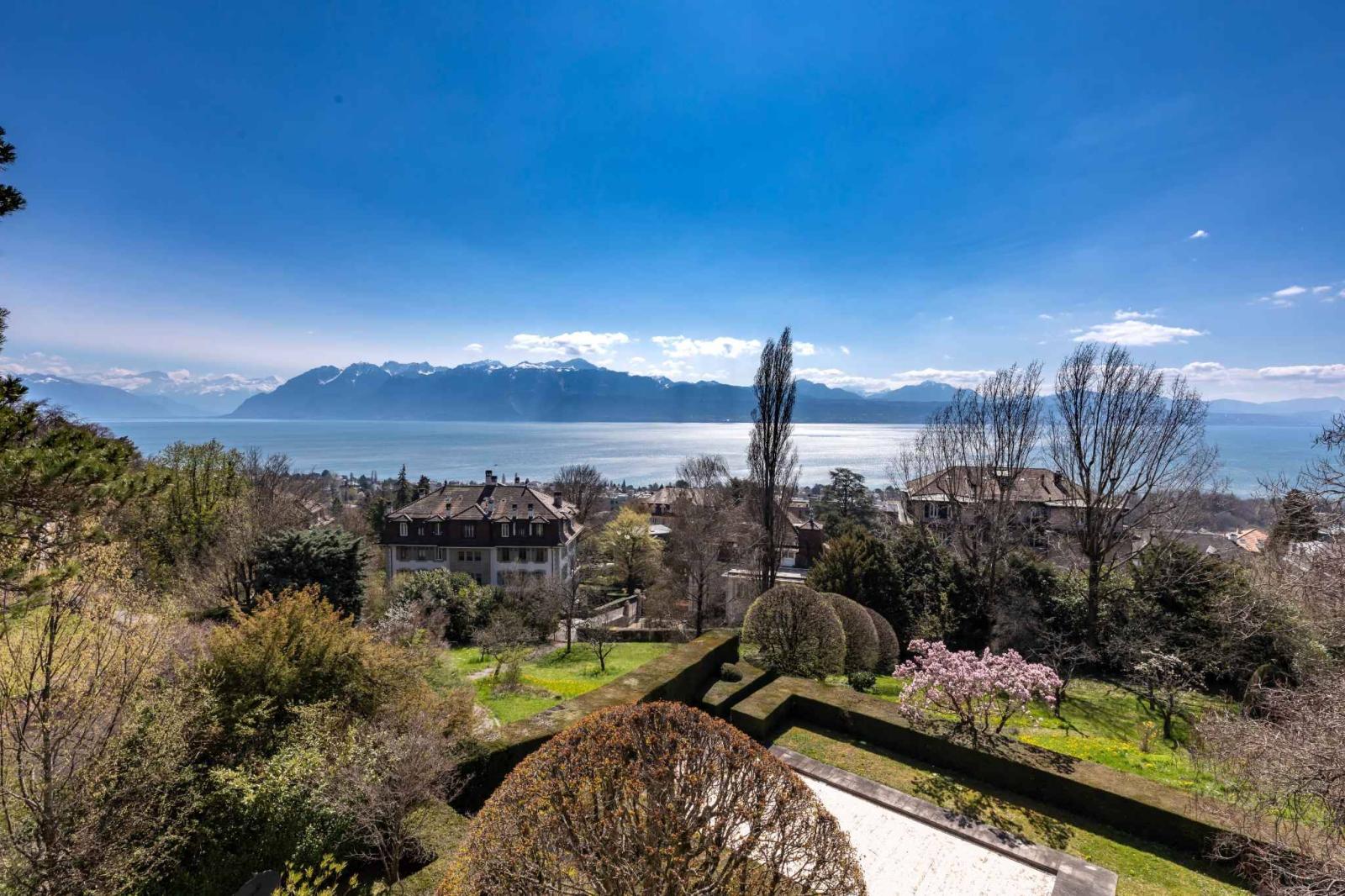 Period residence with commanding views over the city and Lake Geneva