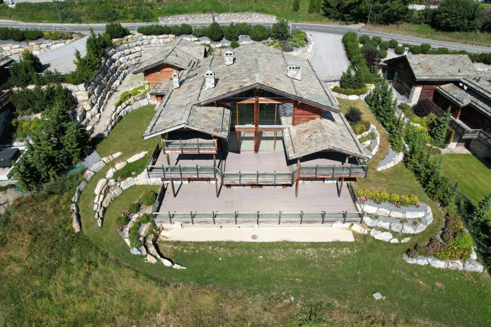 MAGNIFICENT CHALET WITH PANORAMIC VIEW (SOLD UNFINISHED)