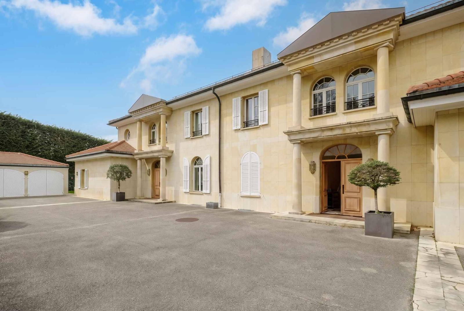 Spacious manor house divided into two residences, offering stunning lake views.