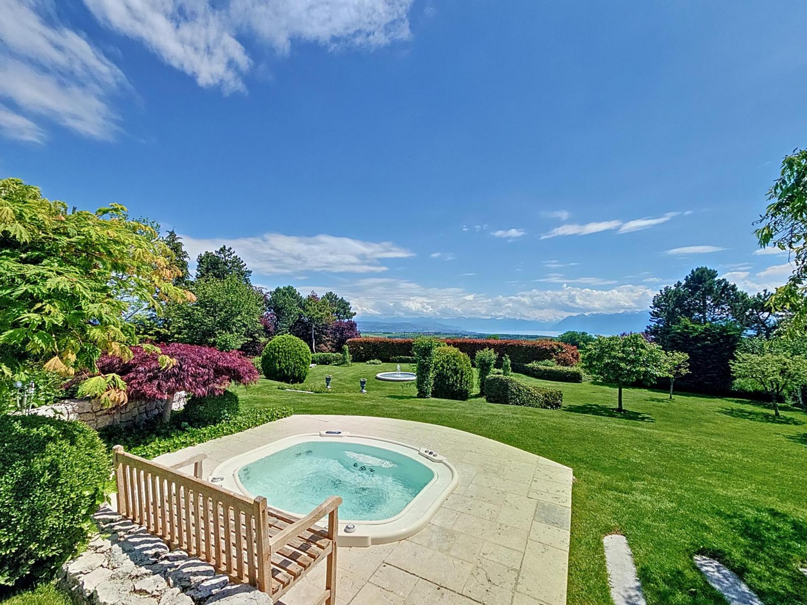 Exclusive - Protected estate with views of the lake and the Alps