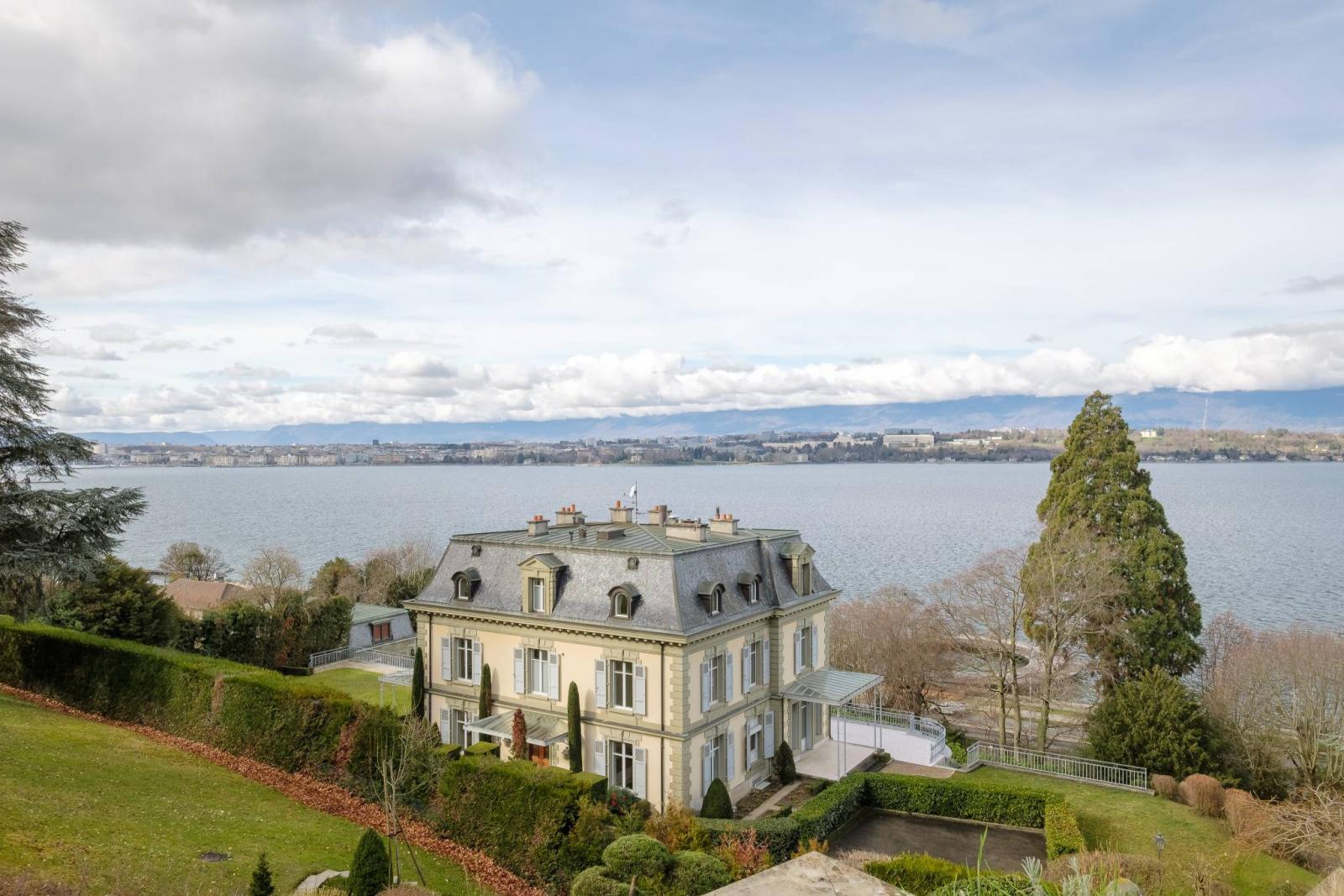 Magnificent apartment with terrace overlooking the lake