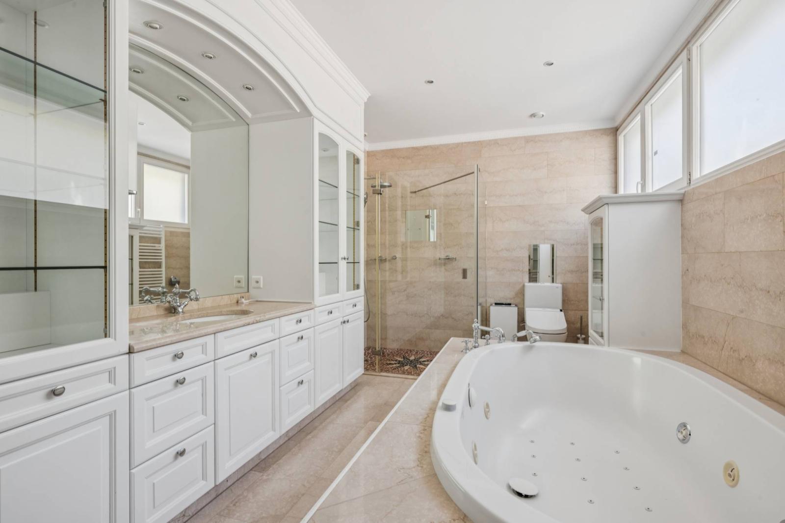Prestigious Manor Property with Panoramic Lake Views