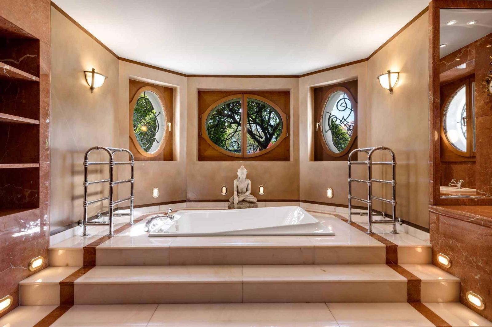 Architectural gem by the lakeside