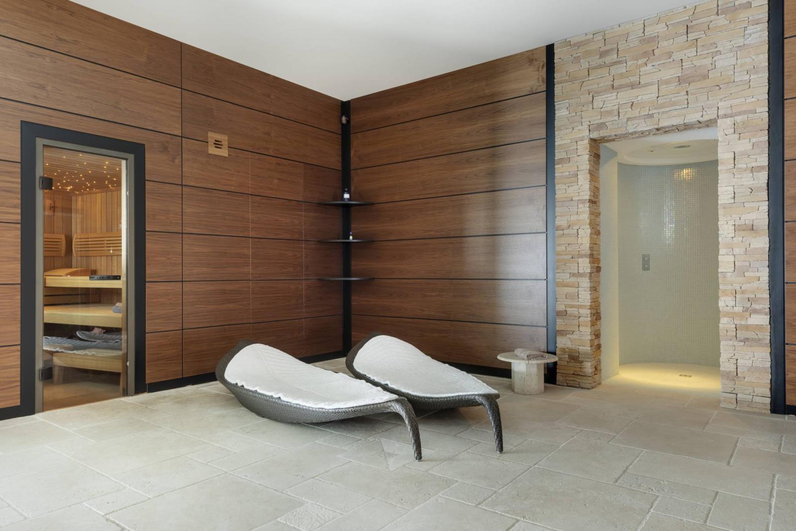 PRIVATE SETTING AND PANORAMIC LAKE VIEW