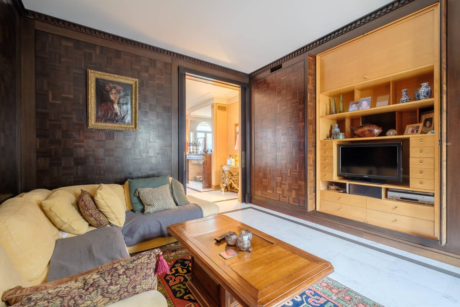 Spacious manor house divided into two residences, offering stunning lake views.