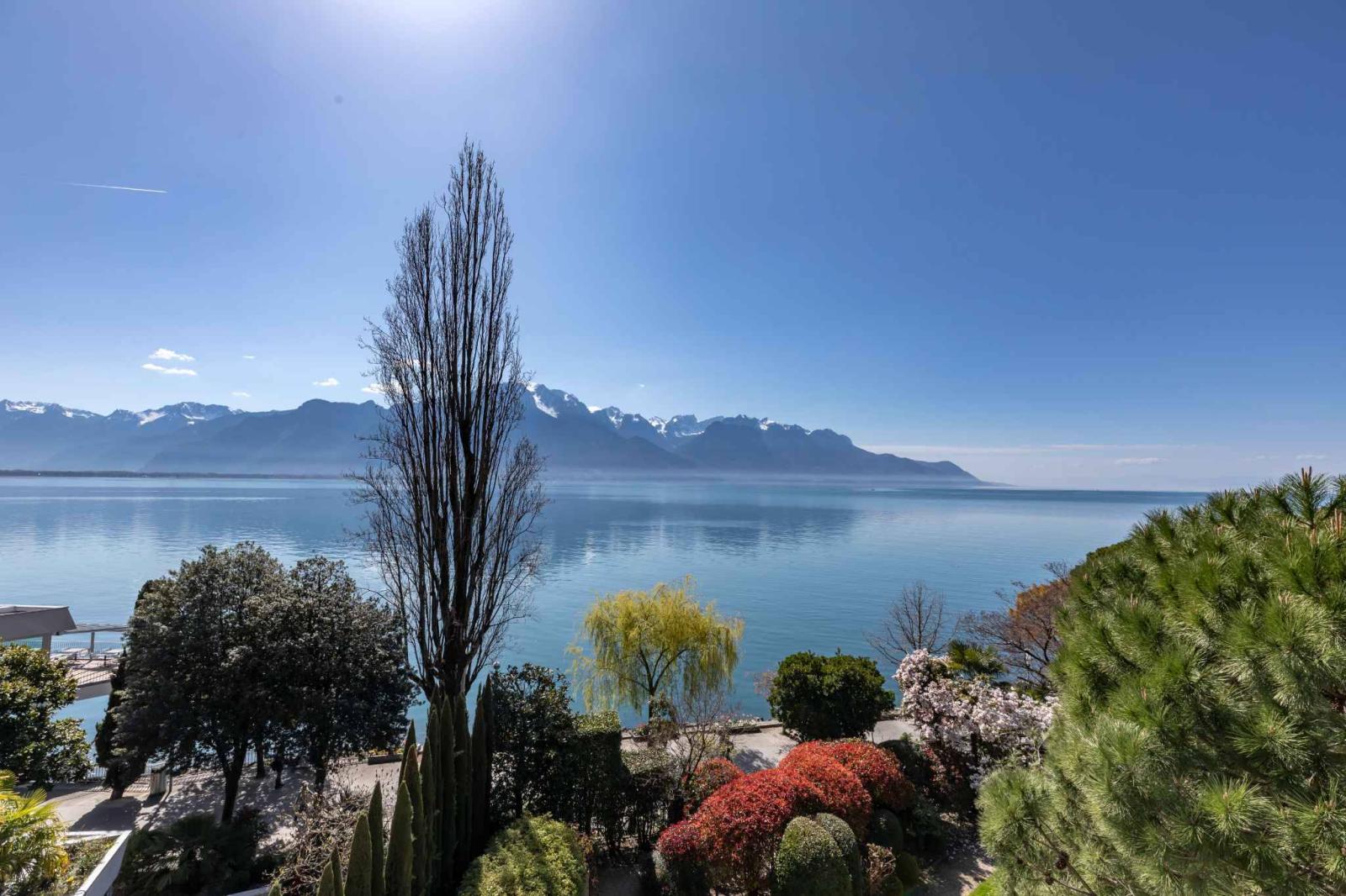 Architectural gem by the lakeside