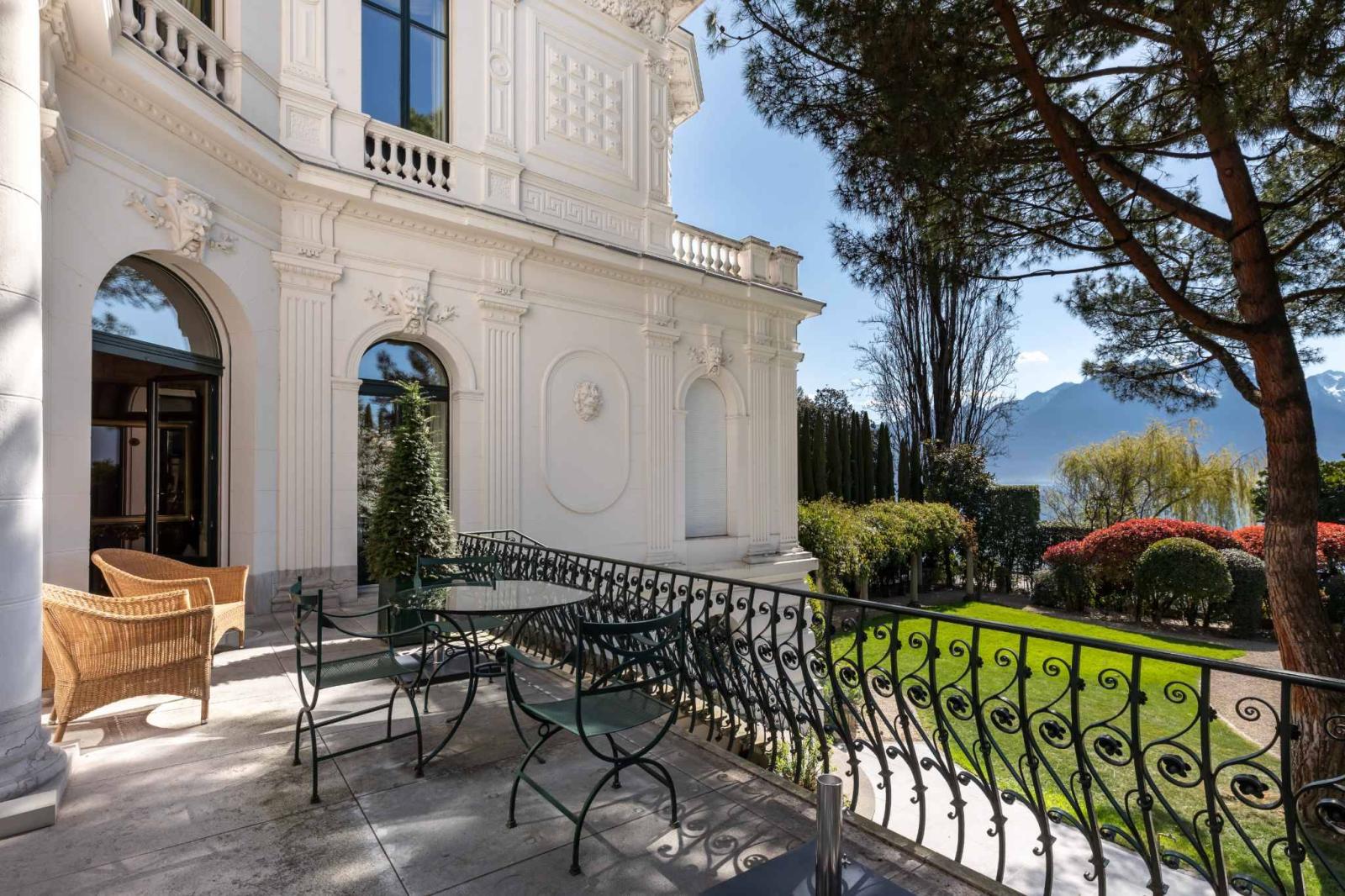 Architectural gem by the lakeside