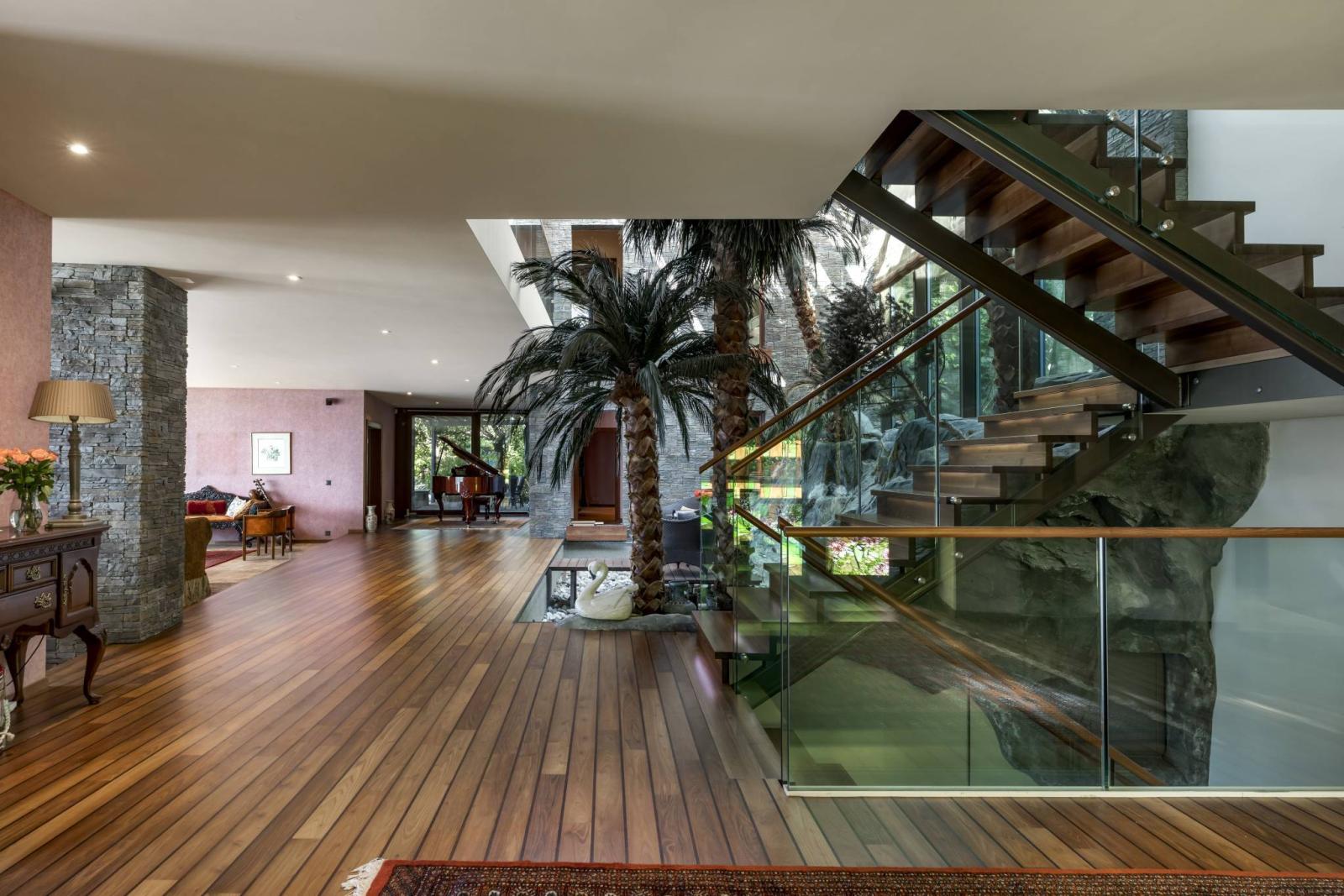 PRIVATE SETTING AND PANORAMIC LAKE VIEW