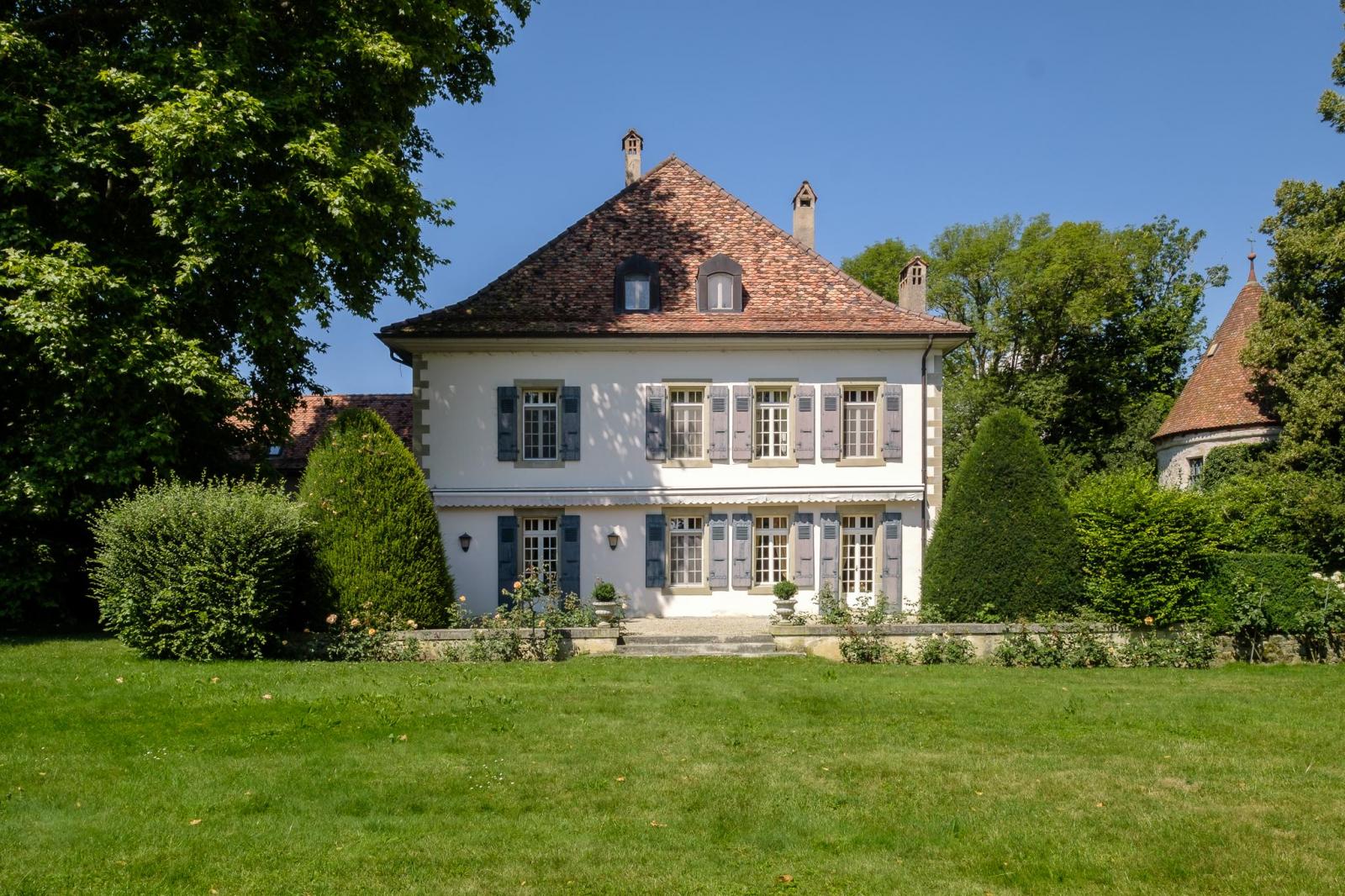 15th century manor house on 27'000 m² of land