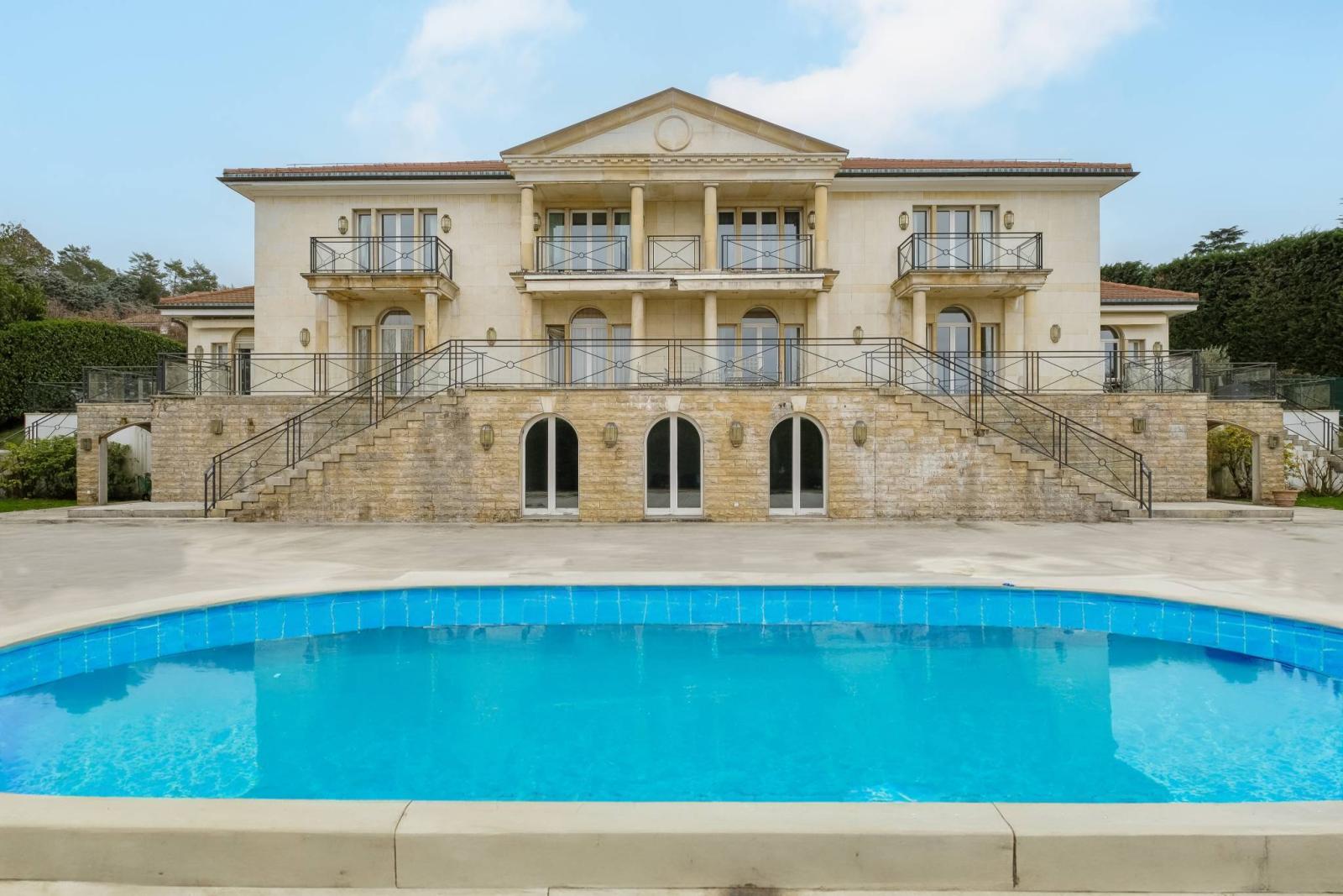Spacious manor house divided into two residences, offering stunning lake views.