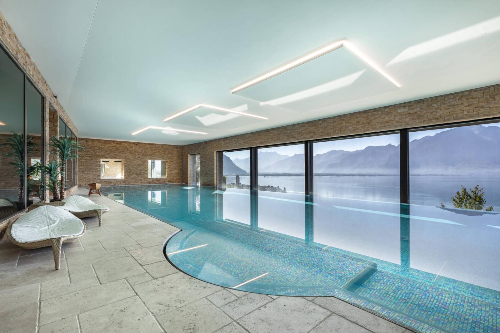 PRIVATE SETTING AND PANORAMIC LAKE VIEW