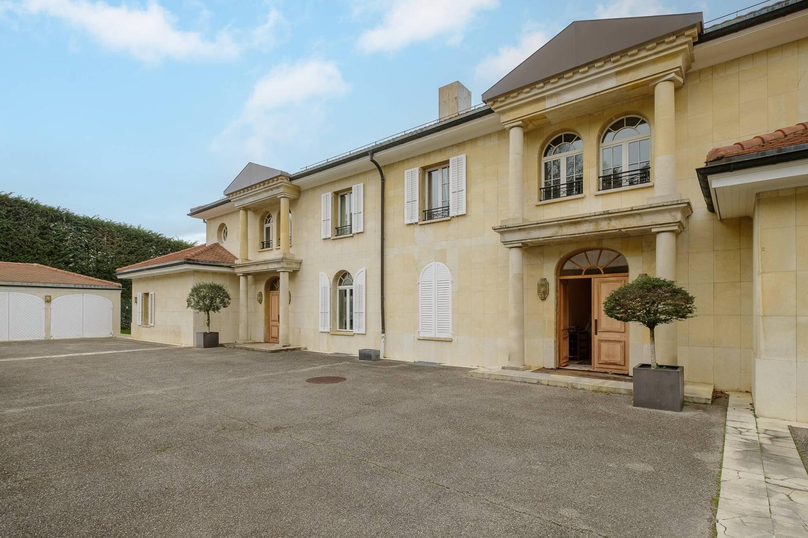 Spacious manor house divided into two residences, offering stunning lake views.
