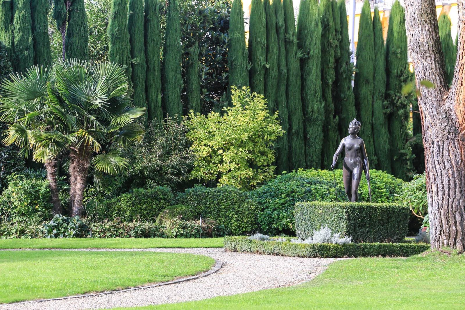 Architectural gem by the lakeside