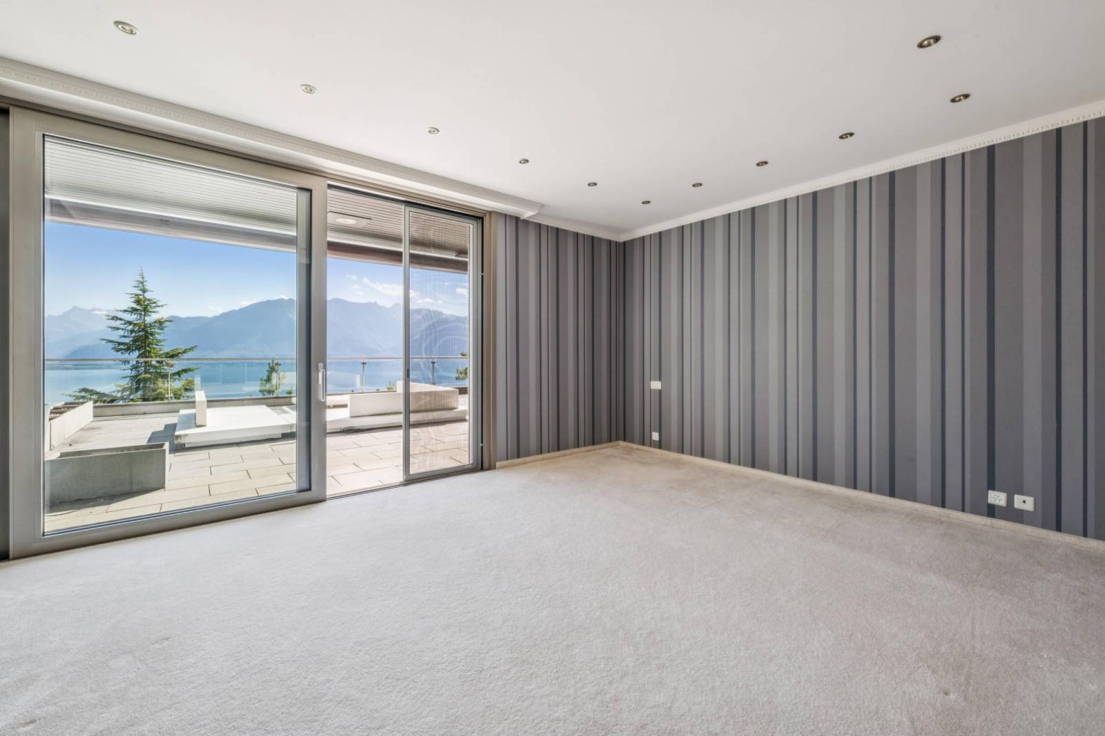 Prestigious Manor Property with Panoramic Lake Views