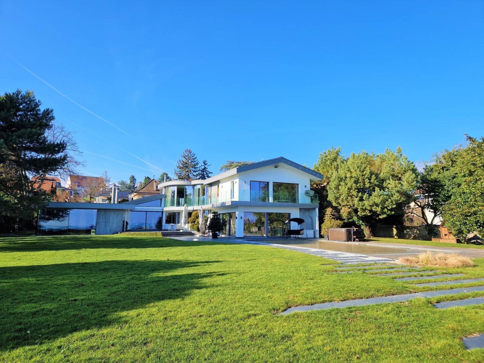 Splendid waterfront property with swimming pool and pontoon