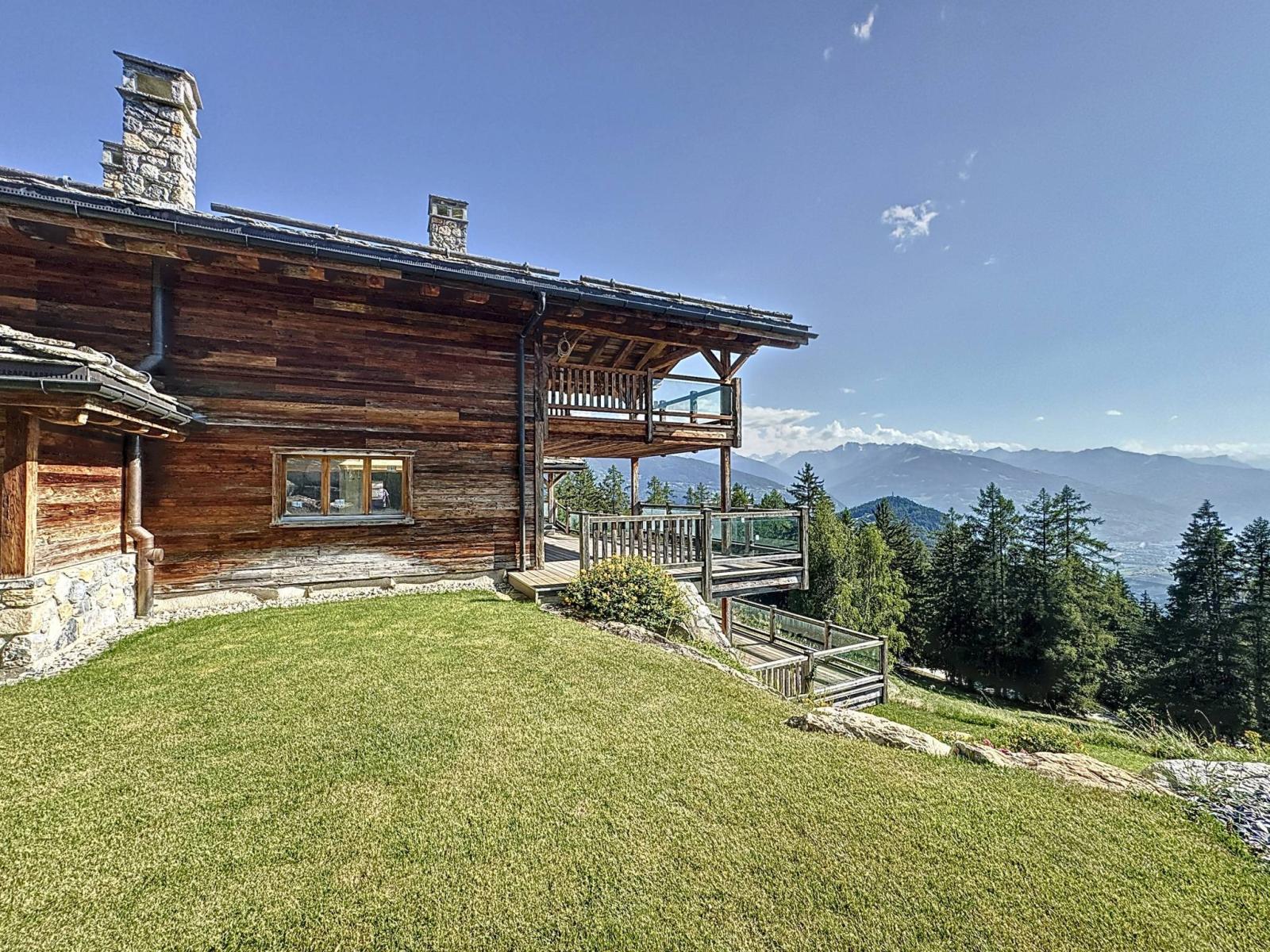 MAGNIFICENT CHALET WITH PANORAMIC VIEW (SOLD UNFINISHED)