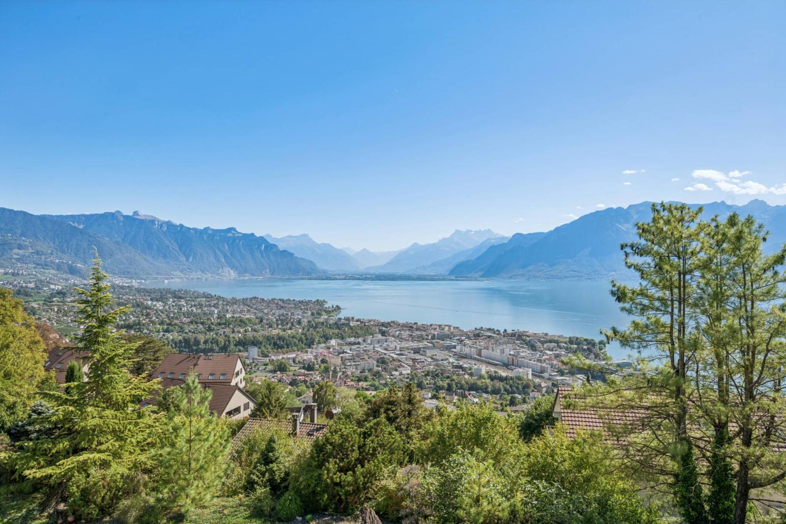 Prestigious Manor Property with Panoramic Lake Views