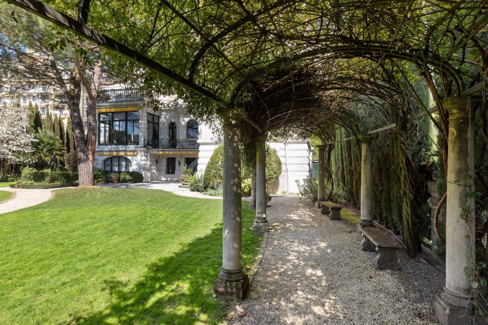 Architectural gem by the lakeside