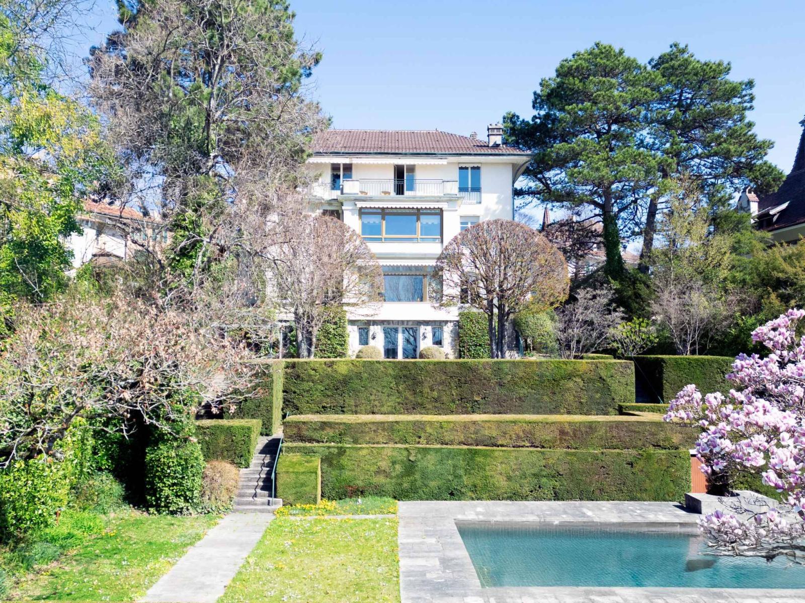 Period residence with commanding views over the city and Lake Geneva