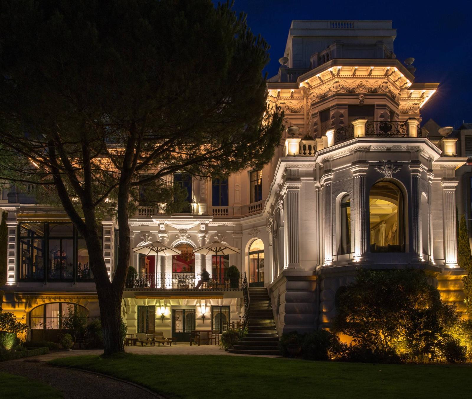 Architectural gem by the lakeside