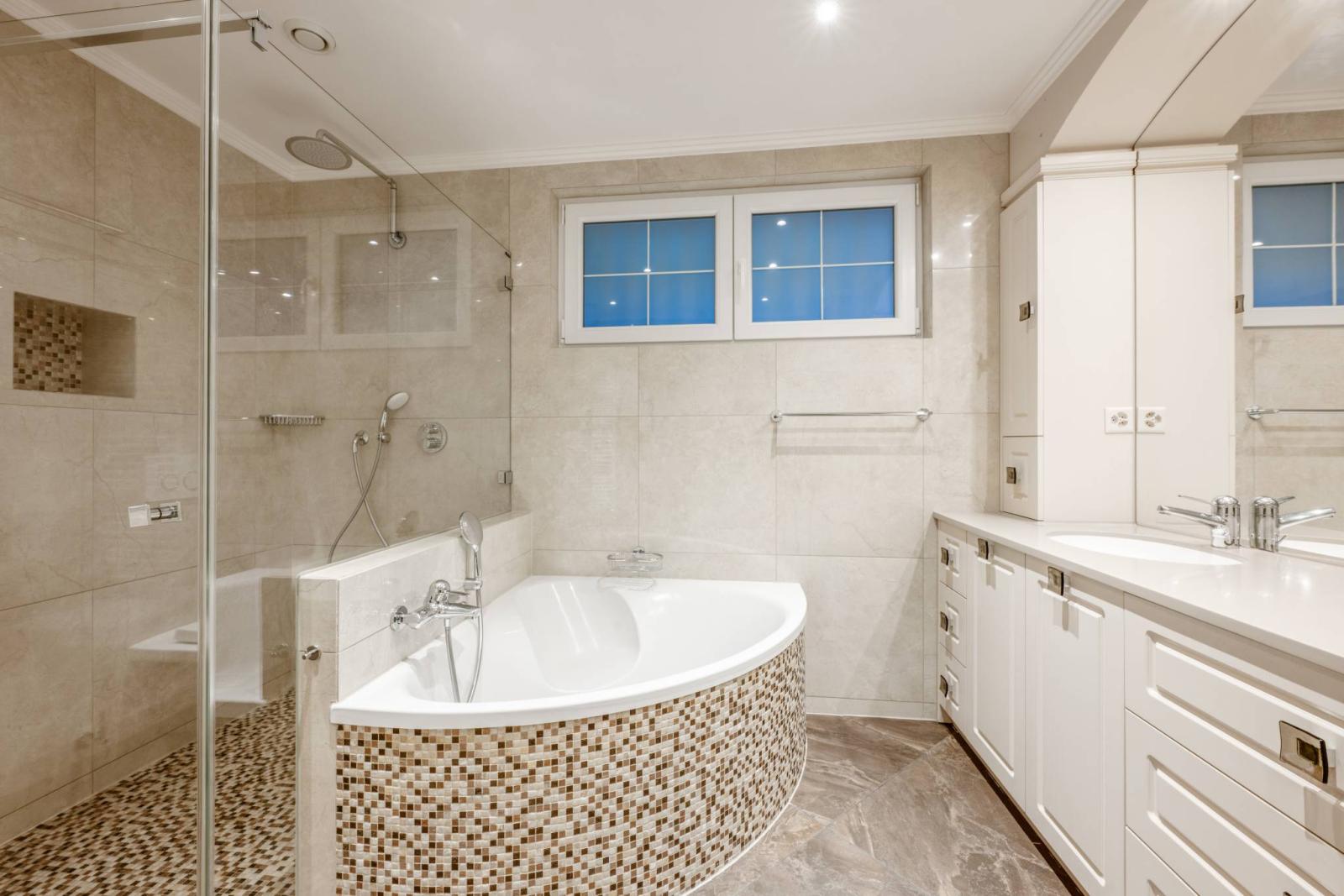 Prestigious Manor Property with Panoramic Lake Views