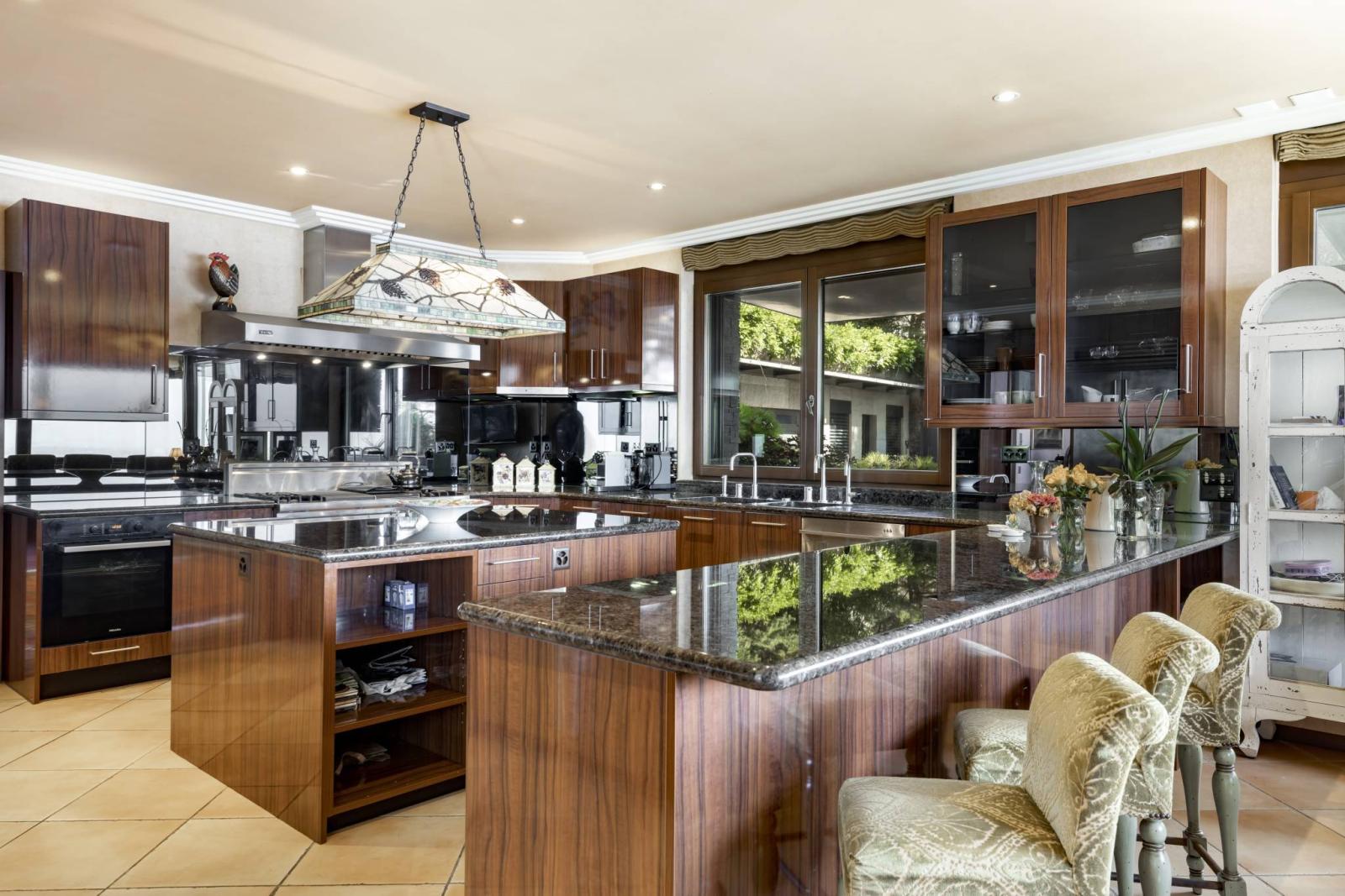 PRIVATE SETTING AND PANORAMIC LAKE VIEW