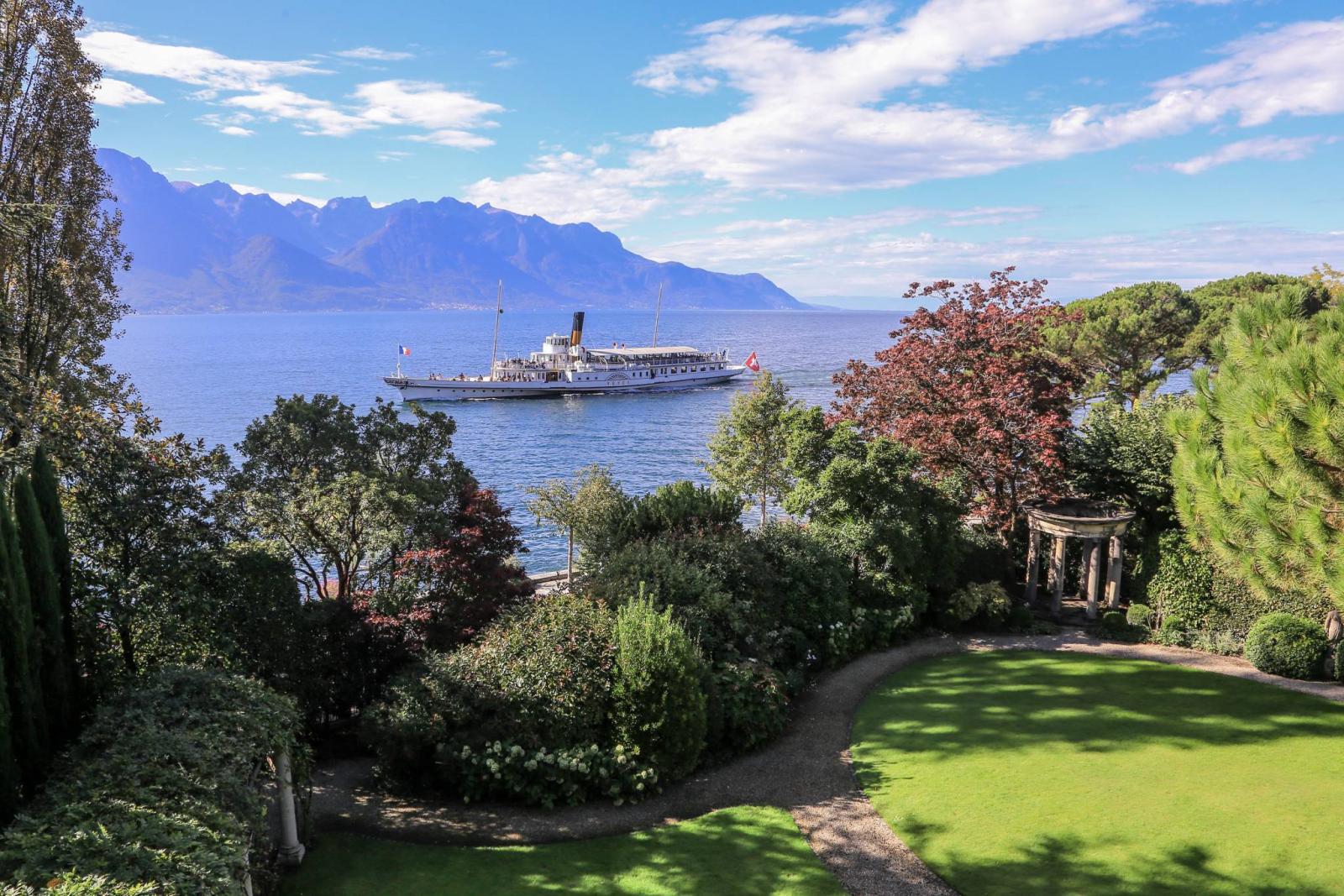 Architectural gem by the lakeside