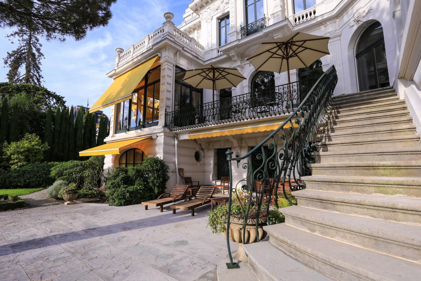 Architectural gem by the lakeside