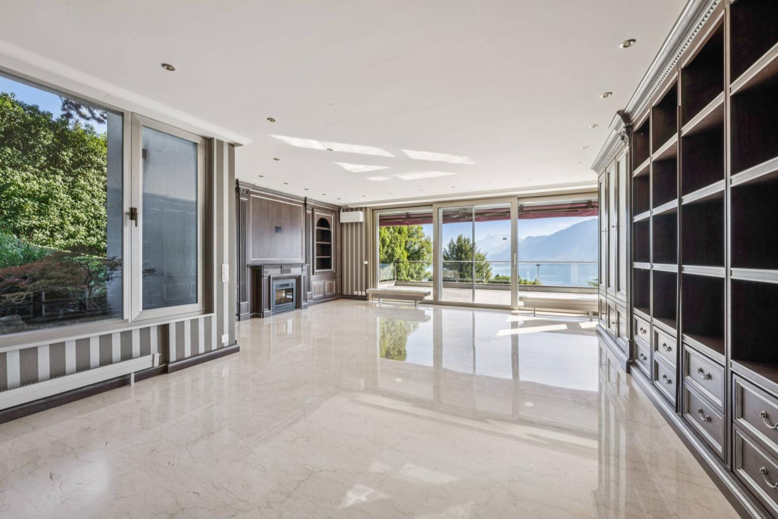 Prestigious Manor Property with Panoramic Lake Views