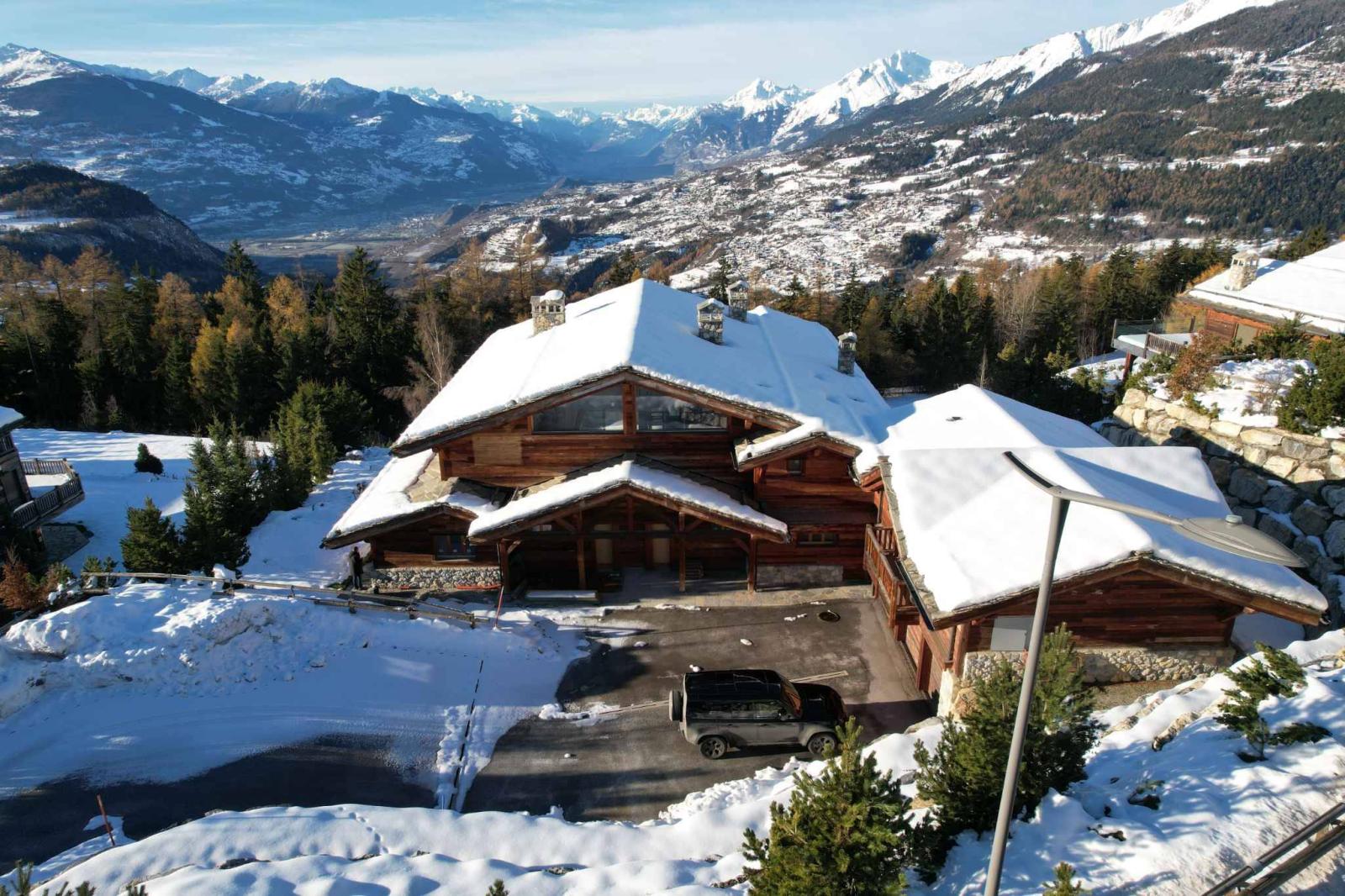 MAGNIFICENT CHALET WITH PANORAMIC VIEW (SOLD UNFINISHED)