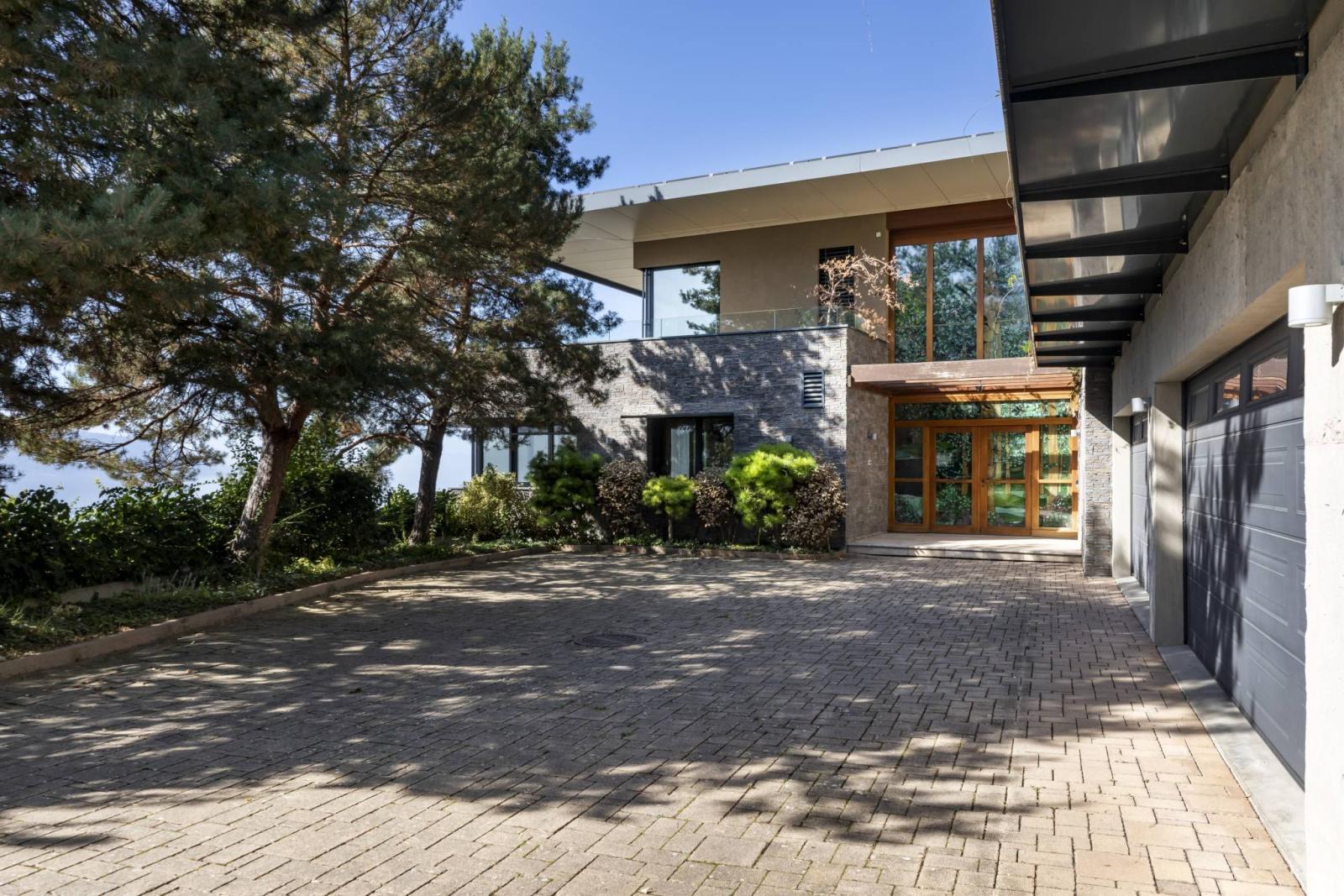 PRIVATE SETTING AND PANORAMIC LAKE VIEW