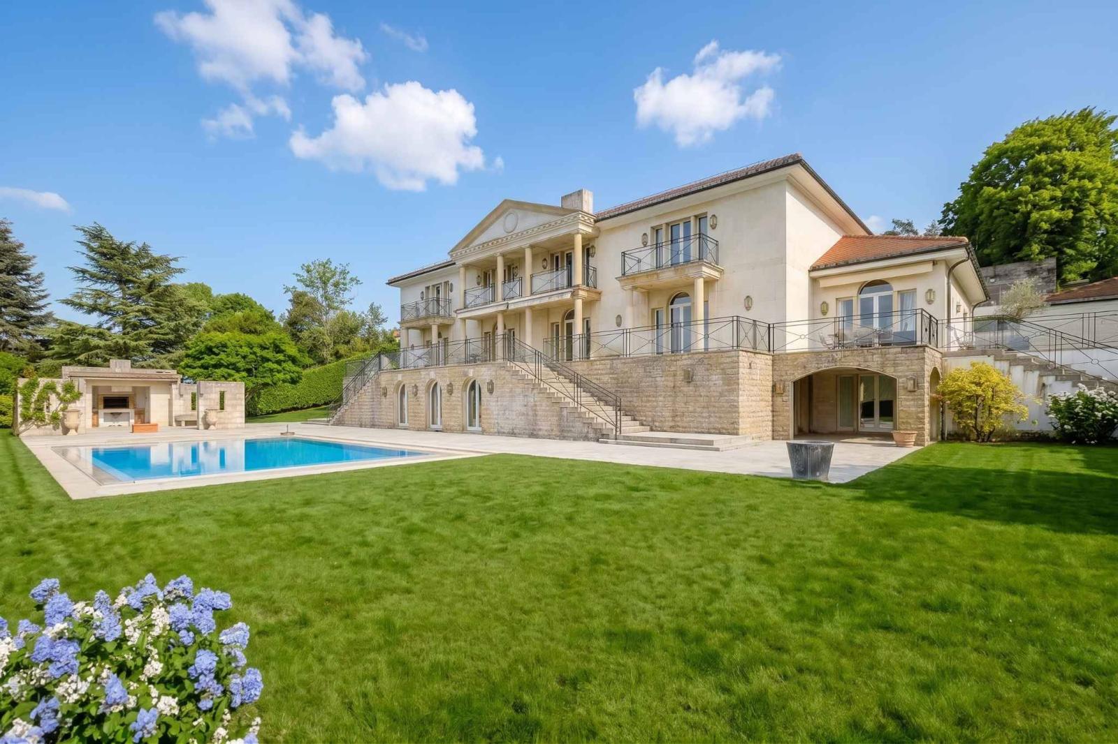Spacious manor house divided into two residences, offering stunning lake views.