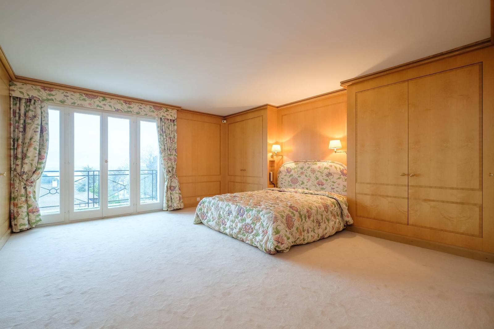 Spacious manor house divided into two residences, offering stunning lake views.