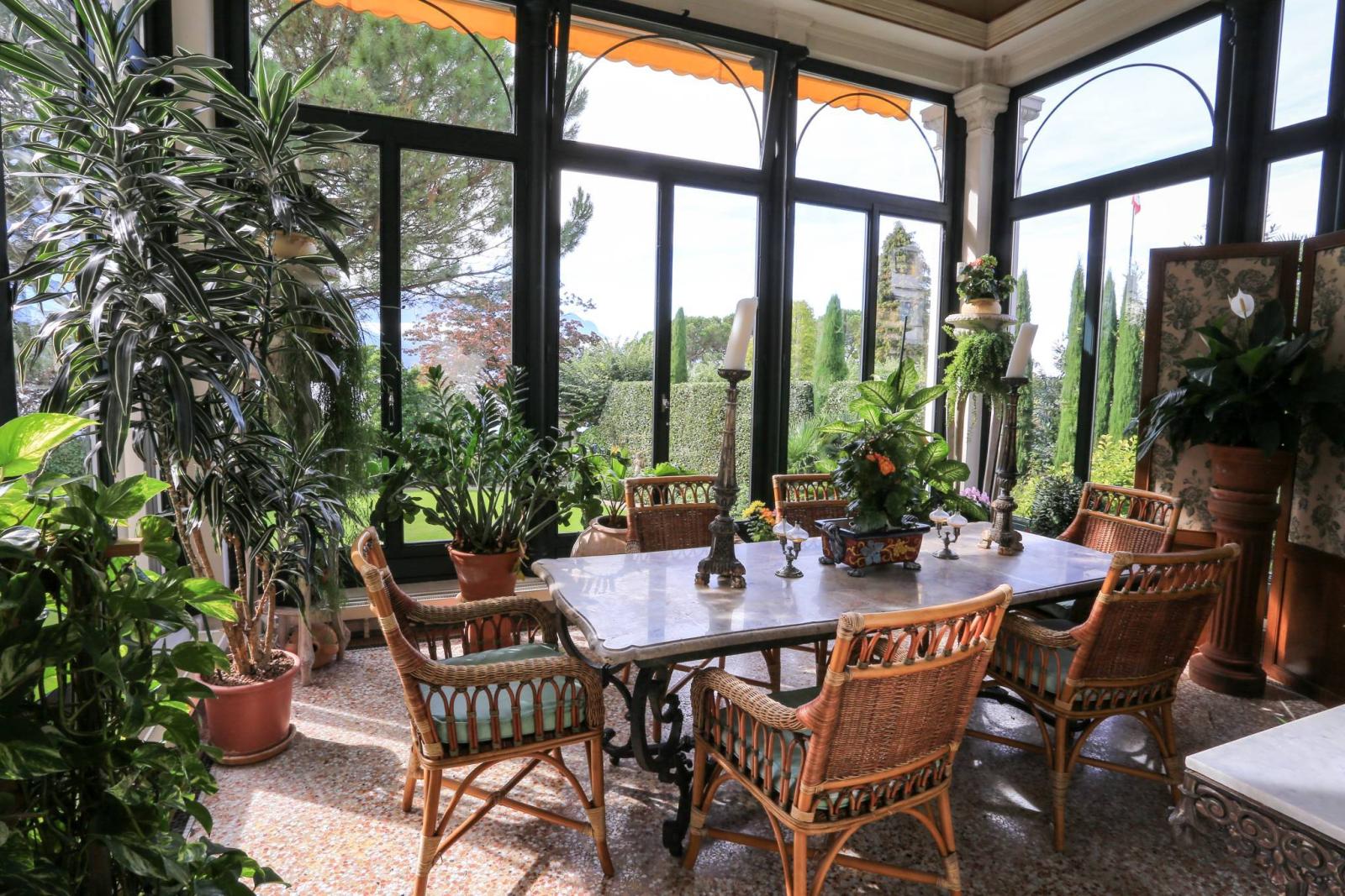 Architectural gem by the lakeside