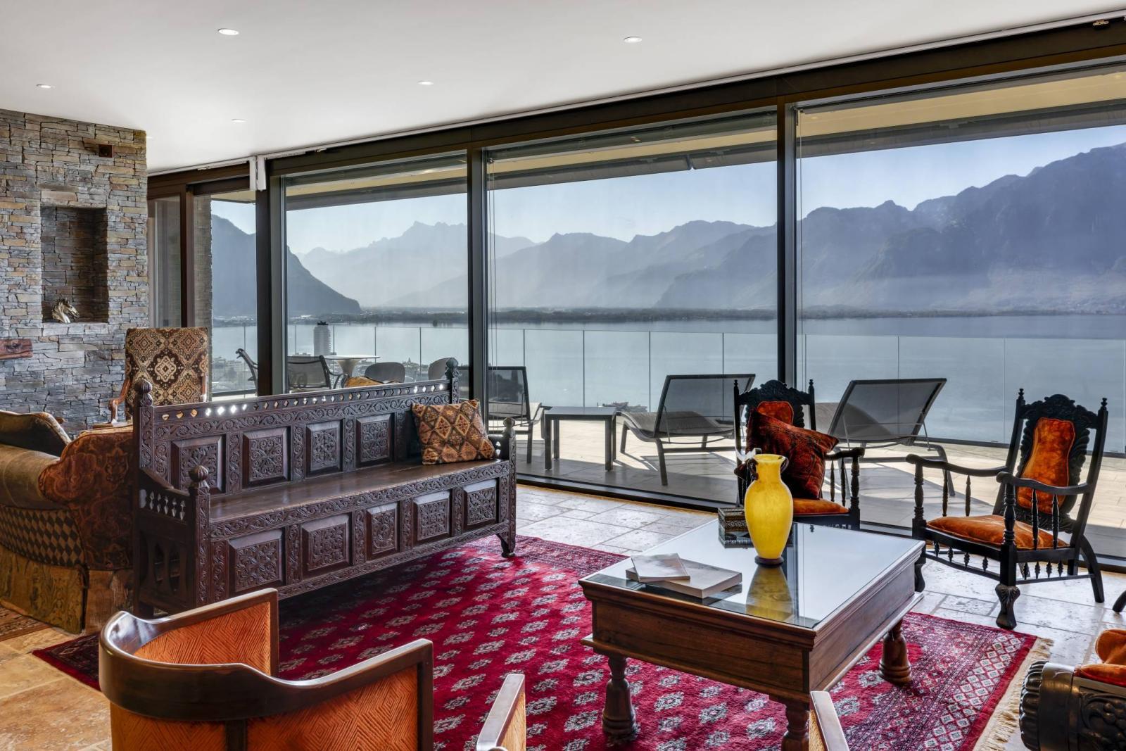 PRIVATE SETTING AND PANORAMIC LAKE VIEW