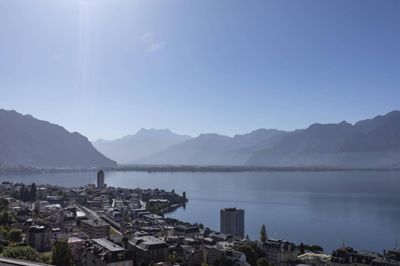 PRIVATE SETTING AND PANORAMIC LAKE VIEW