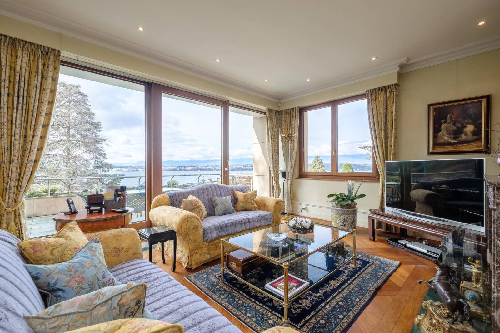 Magnificent apartment with terrace overlooking the lake