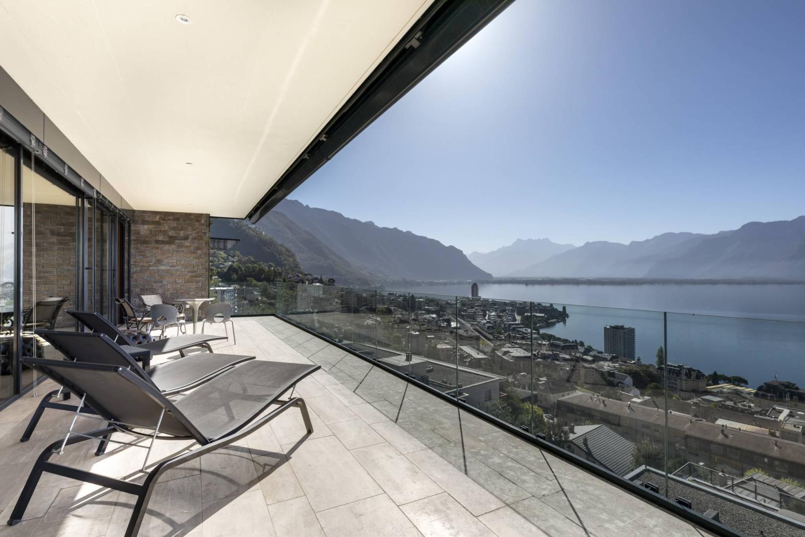 PRIVATE SETTING AND PANORAMIC LAKE VIEW
