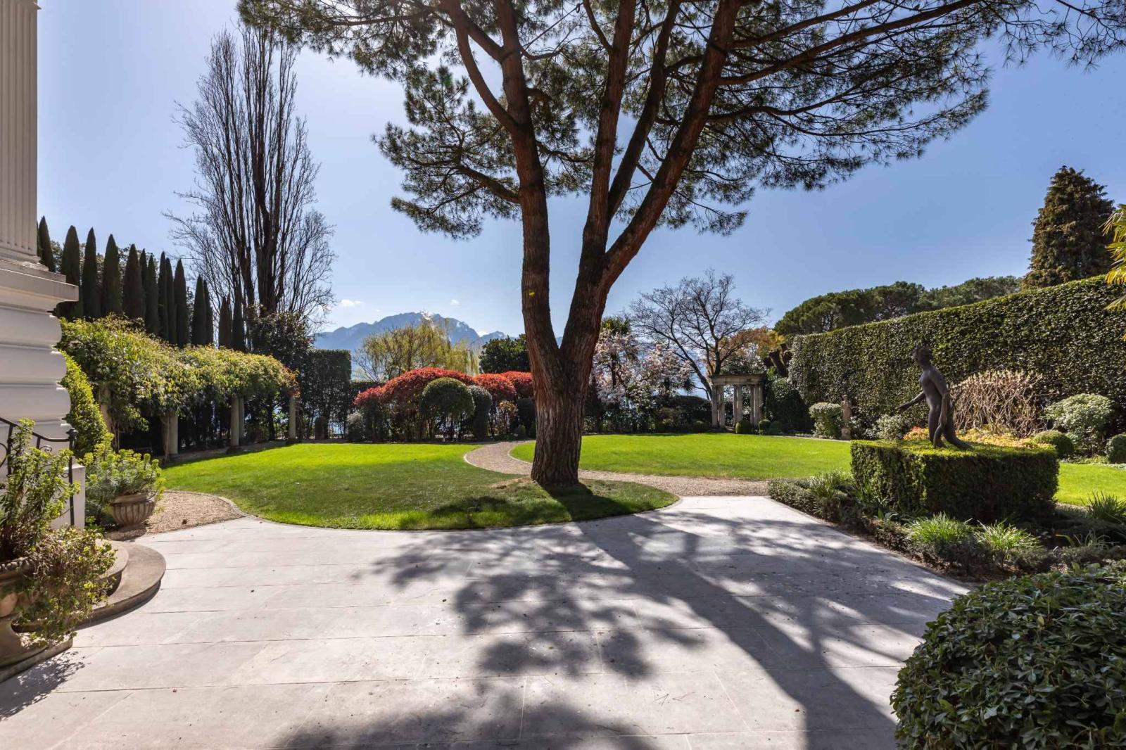 Architectural gem by the lakeside