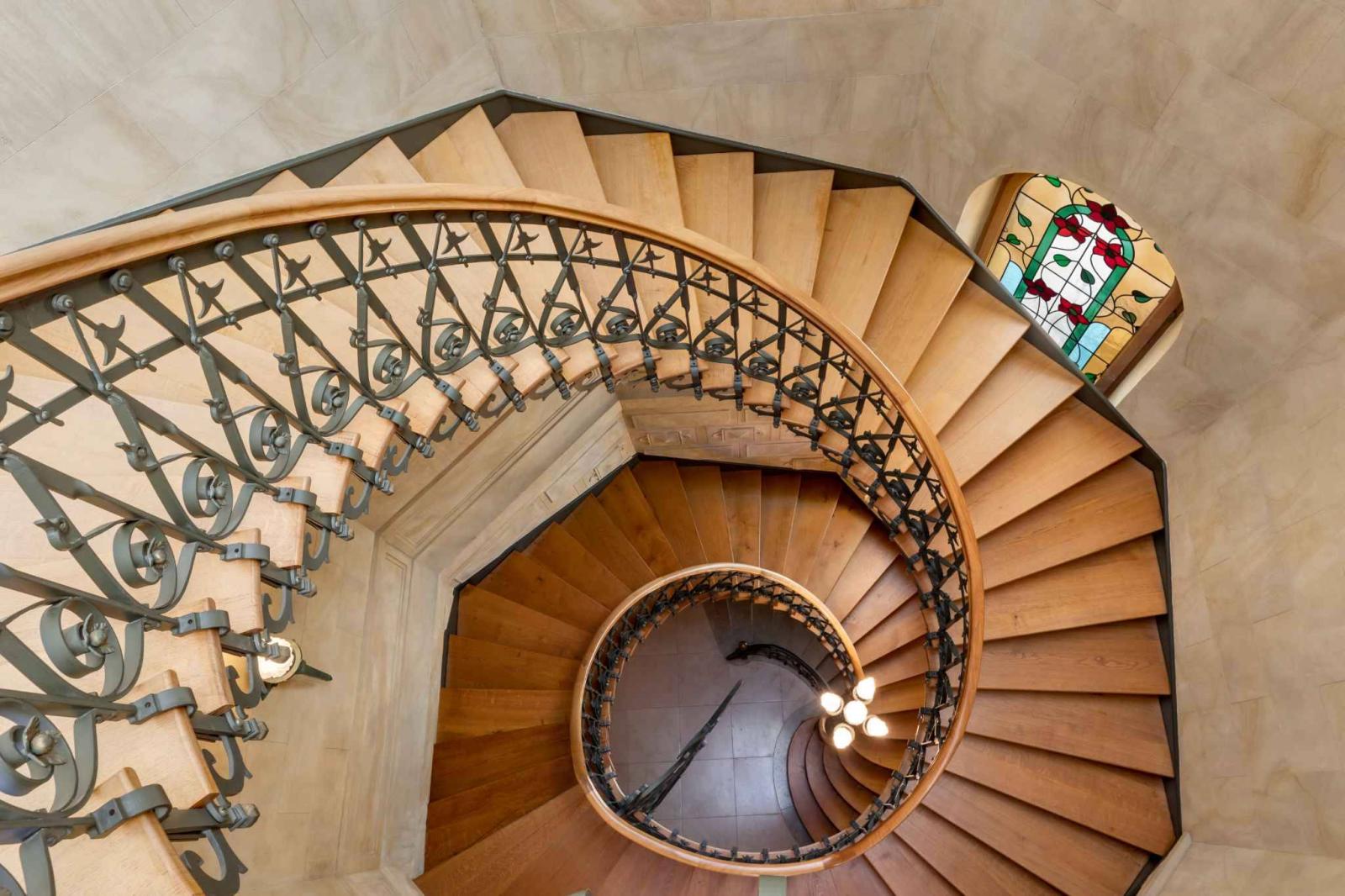 Architectural gem by the lakeside