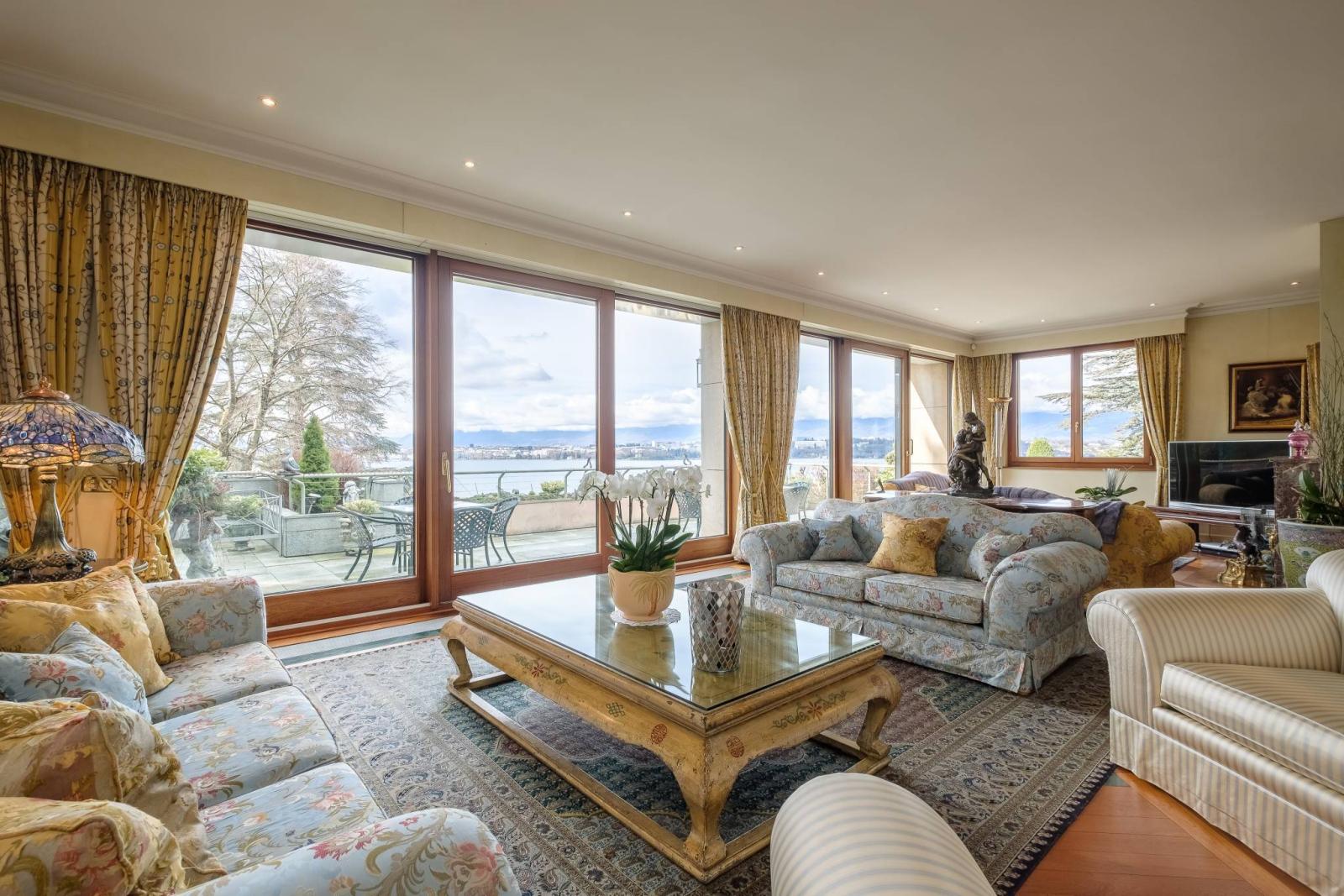 Magnificent apartment with terrace overlooking the lake