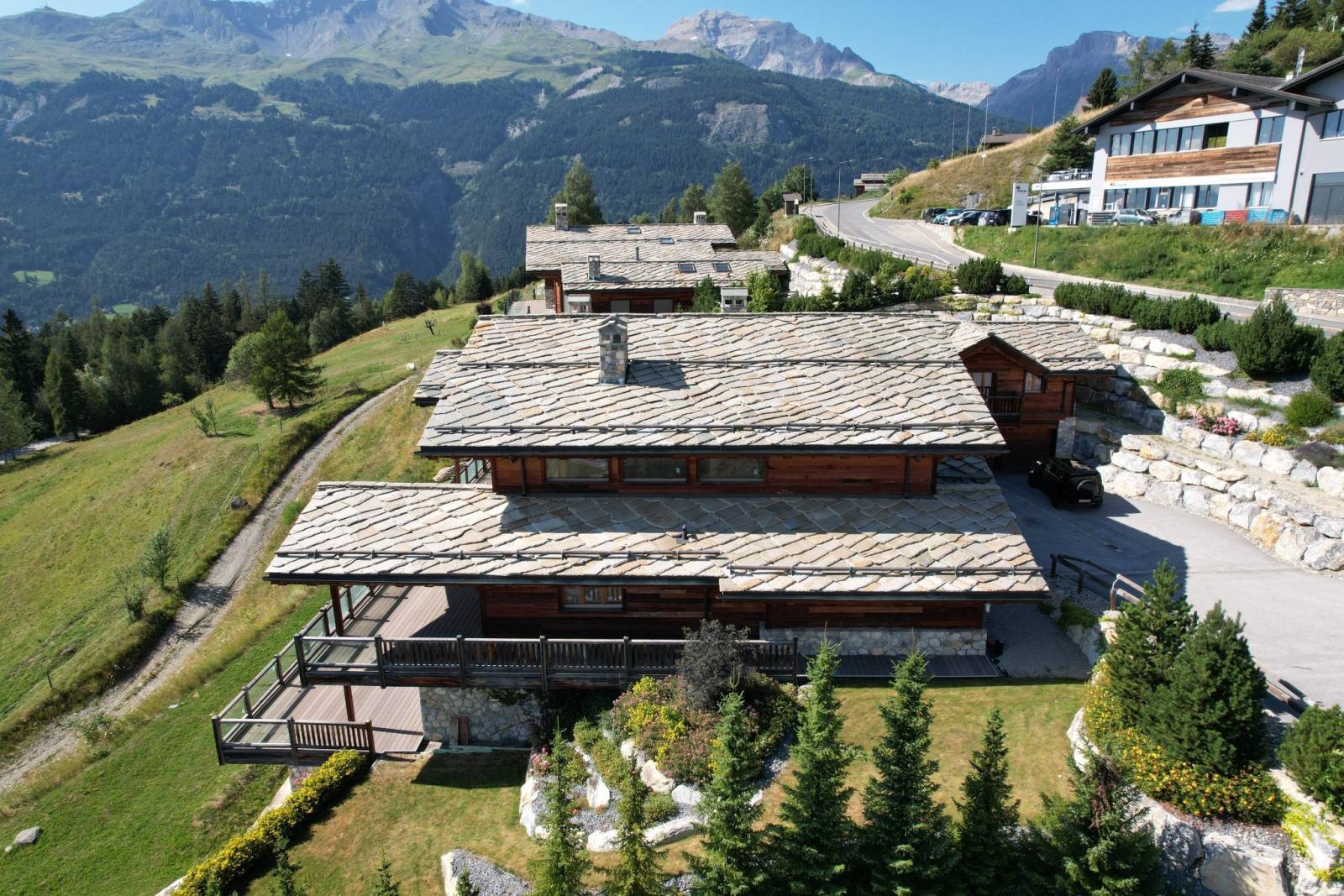 MAGNIFICENT CHALET WITH PANORAMIC VIEW (SOLD UNFINISHED)
